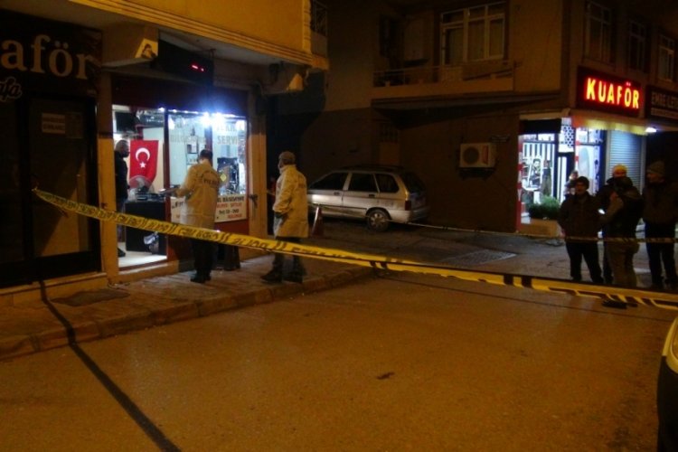 İki grubun pompalı t&uuml;fekli kavgası yoldan ge&ccedil;en kadını yaraladı