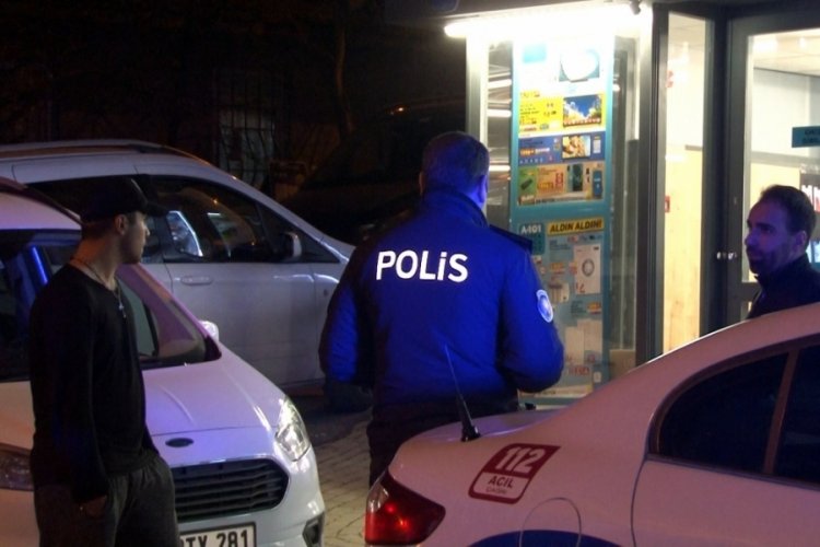 Markete giren maskeli hırsızlar, rehin aldıkları kasiyeri bı&ccedil;akladı