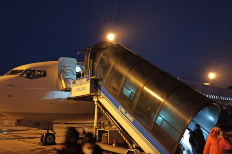AnadoluJet u&ccedil;ağı Erzurum'a acil iniş yaptı