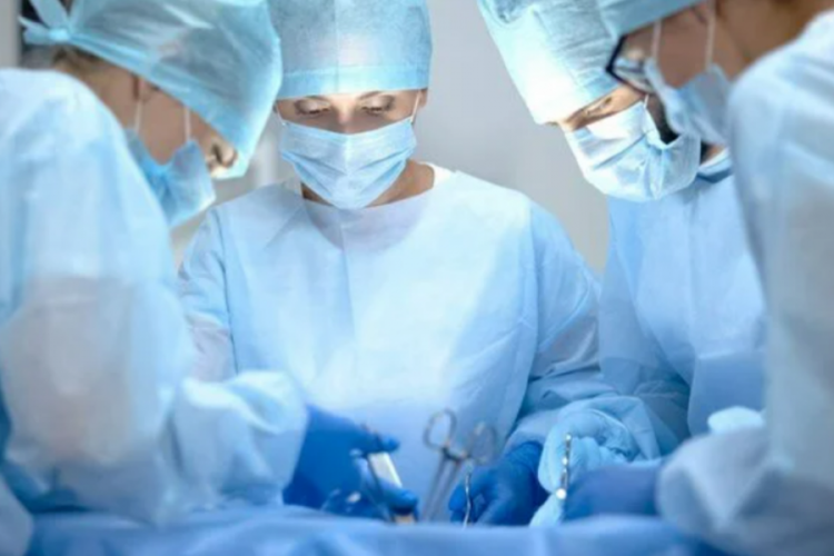 Hastanın kafasında malzeme unuttu! O doktora 6 yıl hapis istemi