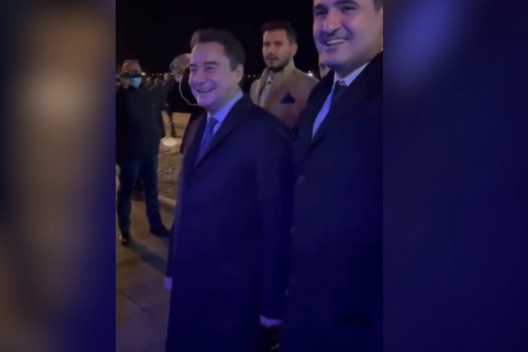 DEVA Partisi lideri Babacan barda eğlenen gen&ccedil;lere selam verdi