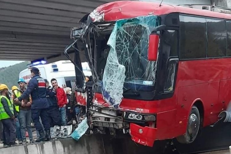İş&ccedil;i taşıyan servisler kafa kafaya &ccedil;arpıştı