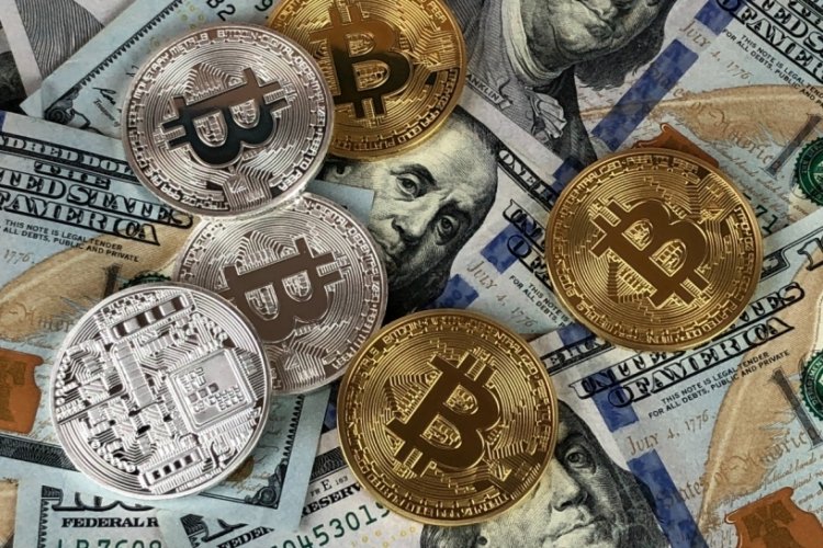 Bitcoin k&ouml;şeye sıkıştı, milyarder isim fiyat tahmininde bulundu