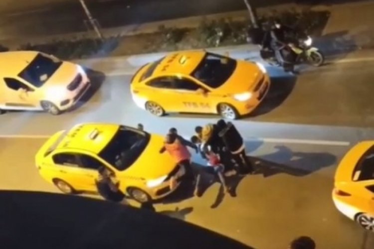 Yolcu 'yapma' dedik&ccedil;e taksici tekmeledi