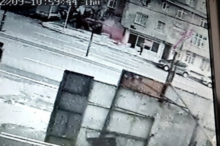 İstanbul Sultangazi'de eşini ve oğlunu bı&ccedil;akladı &nbsp;