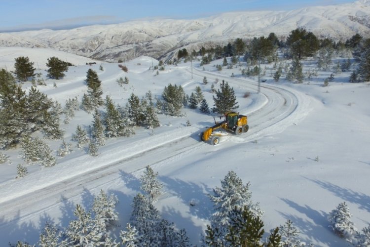Erzincan'da kar ve tipiden kapanan 31 k&ouml;y yolu ulaşıma a&ccedil;ıldı