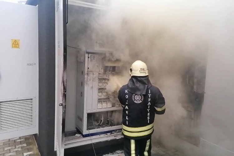 Patlayan trafo alev alev yandı