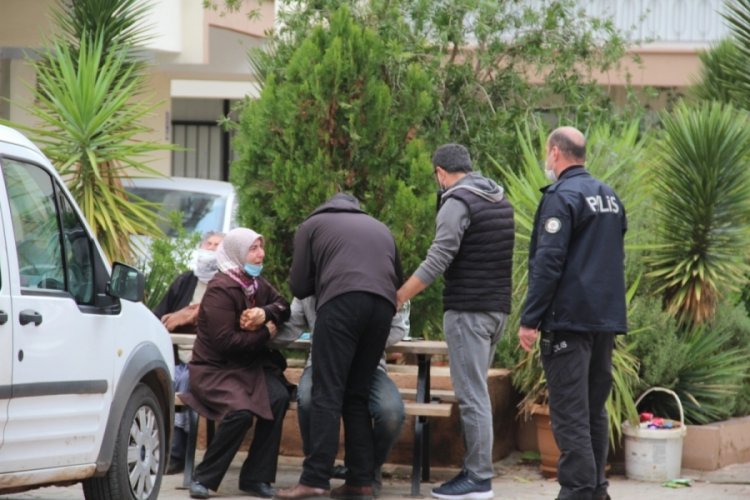 Emekli &ouml;ğretmen kocası tarafından bı&ccedil;aklanarak &ouml;ld&uuml;r&uuml;ld&uuml;