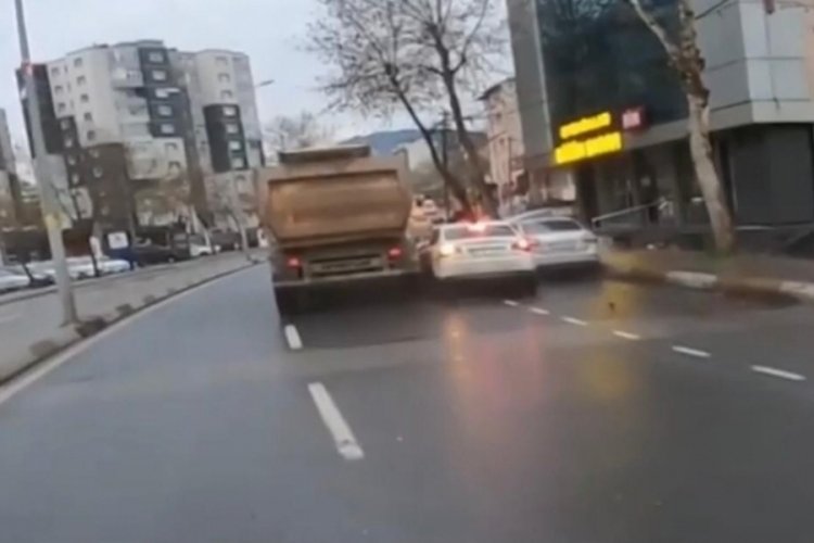 Motosiklet s&uuml;r&uuml;c&uuml;s&uuml; uyardı, saniyeler sonra kaza oldu