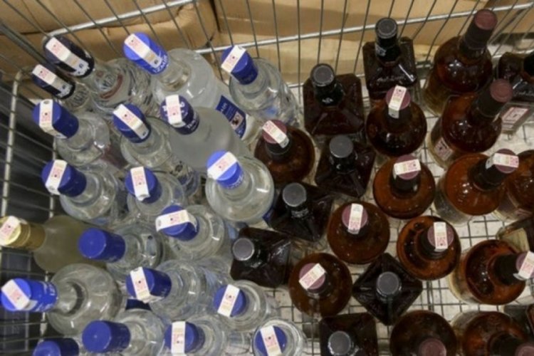 İzmir'de 930 litre sahte i&ccedil;ki ele ge&ccedil;irildi