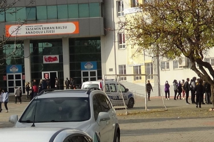 Gaziantep'te kız &ouml;ğrenci camdan aşağıya atladı