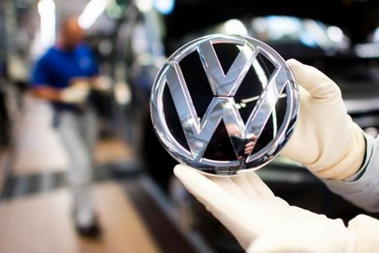 Volkswagen'in ara&ccedil; teslimatı &ccedil;ip krizi nedeniyle y&uuml;zde 31,5 geriledi