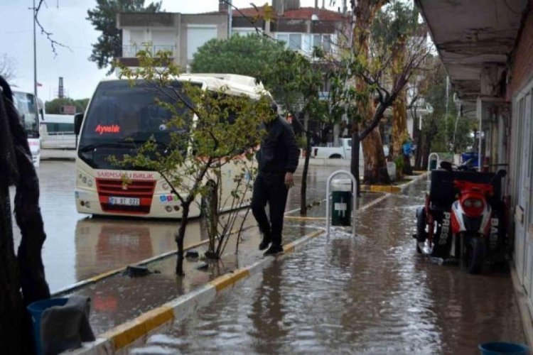 Ayvalık'ta kuvvetli yağış ve fırtına