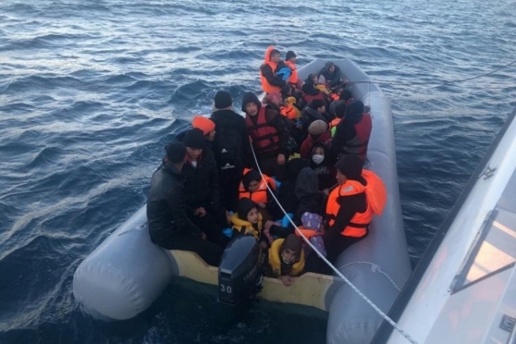 &Ccedil;anakkale a&ccedil;ıklarında Yunanistan'ın &ouml;l&uuml;me terk ettiği g&ouml;&ccedil;menler kurtarıldı