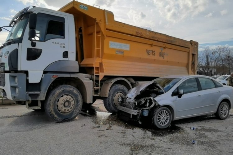 Bursa'da kamyon ile otomobilin &ccedil;arpışma anı kamerada