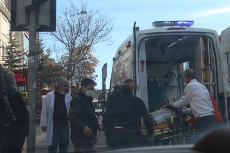 Ankara'da direksiyon başında kalp krizi ge&ccedil;iren s&uuml;r&uuml;c&uuml; binanın garajına daldı!