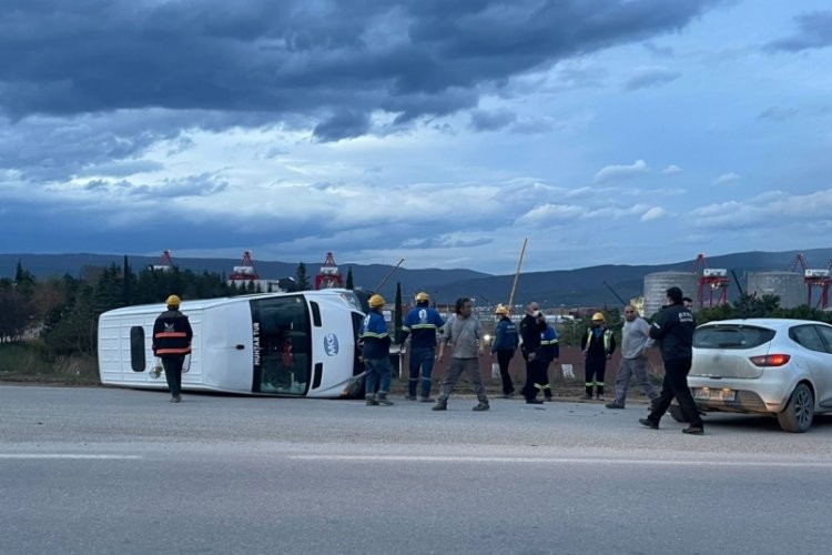 Bursa'da Gemlik'te iş&ccedil;i servisi ile otomobil &ccedil;arpıştı: 2 yaralı