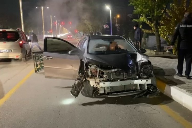 Kontrolden &ccedil;ıkan otomobil karşı şeride u&ccedil;tu: 1 yaralı