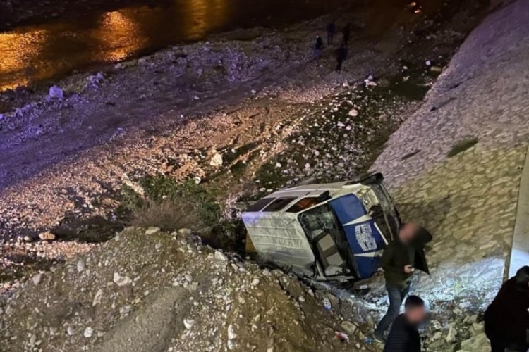 Osmaniye'de minib&uuml;s k&ouml;pr&uuml;den Savrun &Ccedil;ayı'na u&ccedil;tu: 3 yaralı