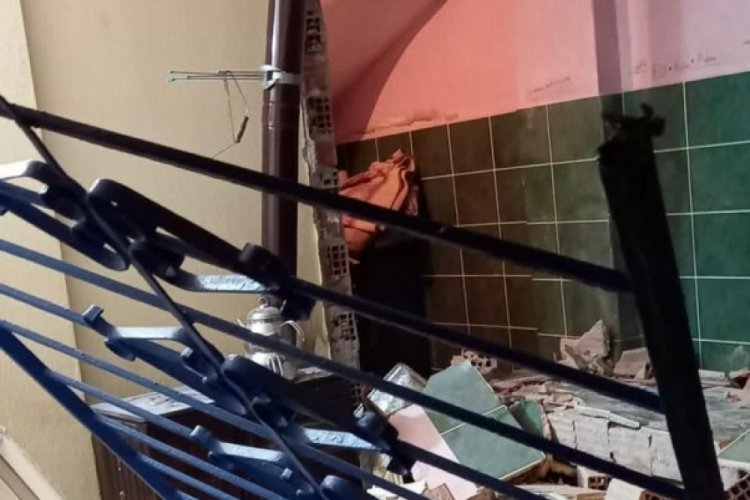 Dairede meydana gelen patlamada evin duvarı &ccedil;&ouml;kt&uuml;