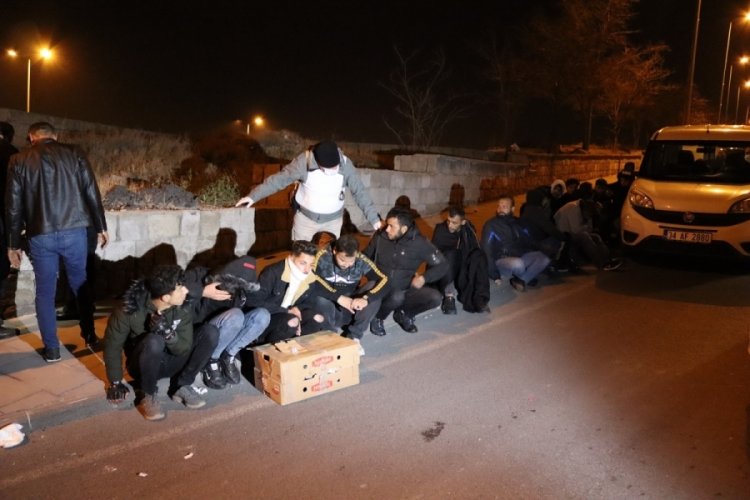 'Dur' ihtarına uymayan minib&uuml;sten 31 g&ouml;&ccedil;men &ccedil;ıktı