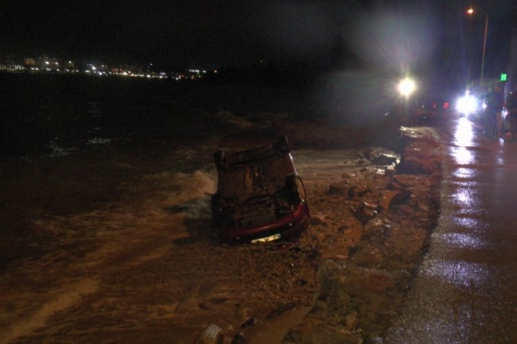 İstanbul'da otomobil denize u&ccedil;tu! Deniz g&ouml;t&uuml;rmesin diye...