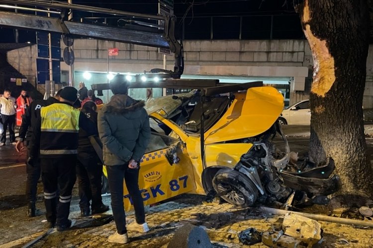 Ağaca &ccedil;arpan taksi şof&ouml;r&uuml; hayatını kaybetti