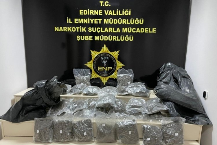 Yol kenarında bulunan uyuşturucunun ş&uuml;phelileri yakalandı