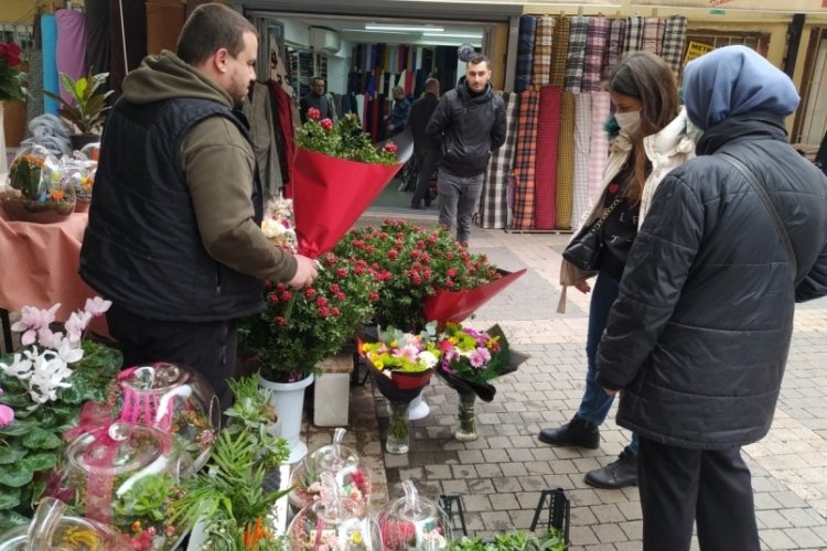 Bursa'da &ccedil;i&ccedil;ek&ccedil;iye akın ediyorlar! 25 liraya ev sahibi olmak i&ccedil;in