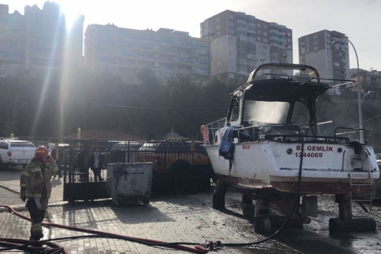 Bursa'da balık&ccedil;ı barınağında tekne yandı