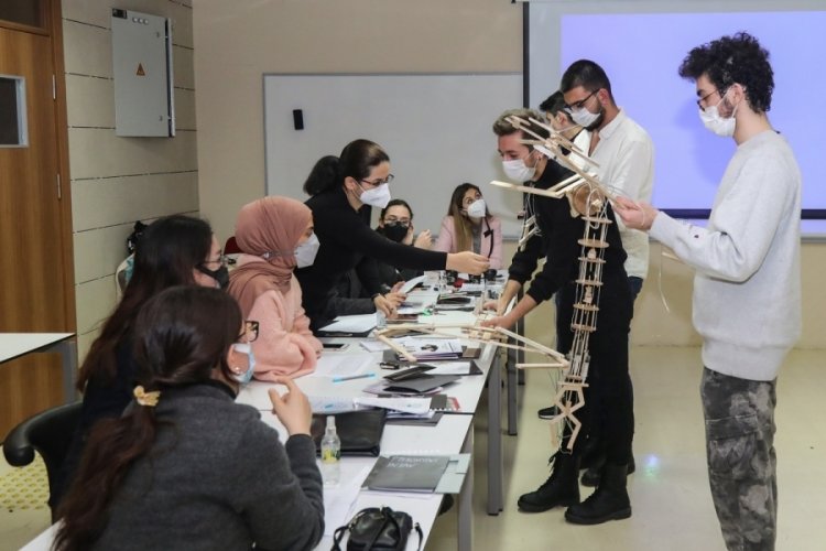 Bursa'da mimarlık &ouml;ğrencilerinden giyilebilir bedensel uzantı tasarımları