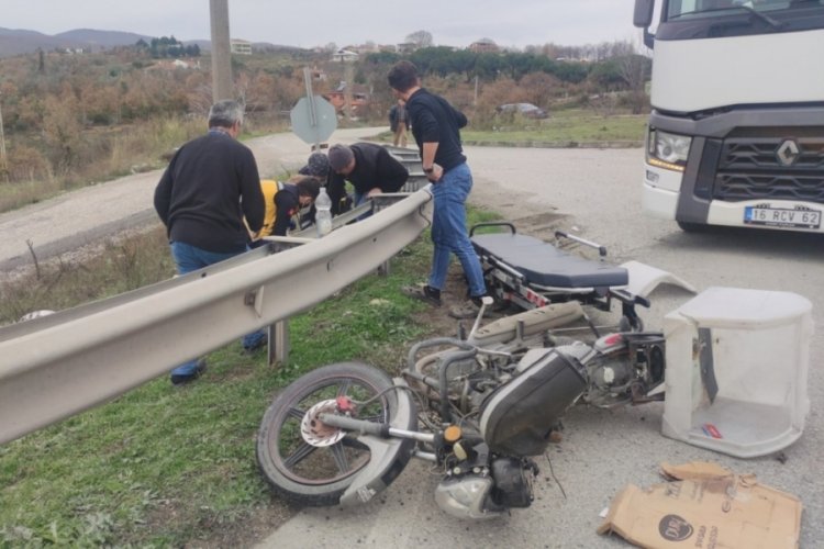 Bursa'da motosiklet kontrolden &ccedil;ıkıp bariyerlere &ccedil;arptı