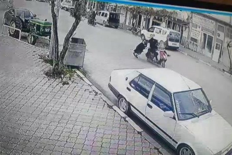 Bursa'da motosikletin yaşlı kadına &ccedil;arpma anı kamerada