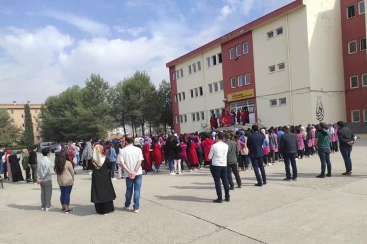 Mardin'de &ouml;ğrenciler, &ouml;ğretmenleri i&ccedil;in yolu trafiğe kapattı