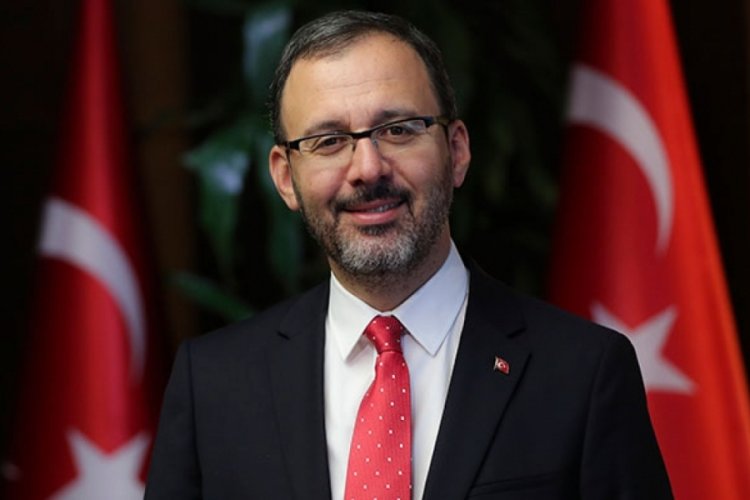 Bakan Muharrem Kasapoğlu milli bilardocu Murat Naci &Ccedil;oklu'yu tebrik etti