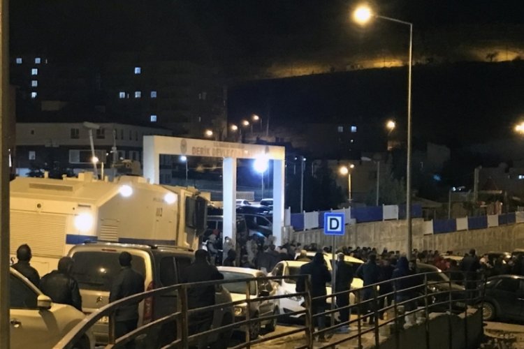 Mardin Derik'te park halindeki askeri araca &ccedil;arpan s&uuml;r&uuml;c&uuml; &ouml;ld&uuml;, 2 kişi yaralandı