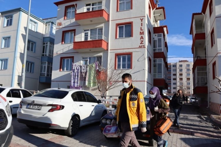 Kayseri'de karısı ve &ccedil;ocuğunun boğazını kesen kişinin tedavisi s&uuml;r&uuml;yor