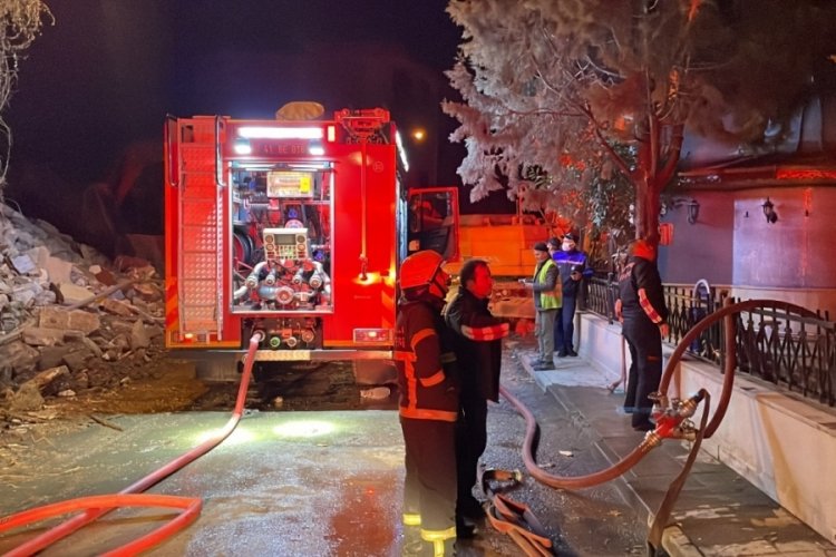 Kocaeli'de elektrik sobasından &ccedil;ıkan yangın camiyi yaktı