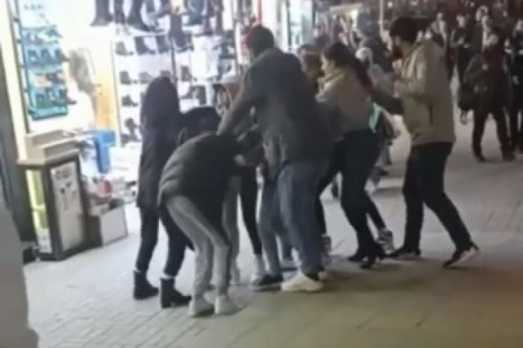 Bursa'da kızlar ''erkek'' y&uuml;z&uuml;nden kavga ettiler