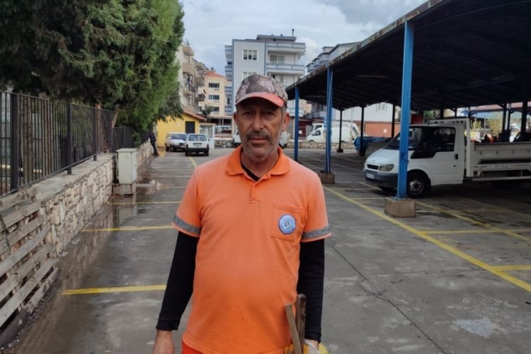 Temizlik iş&ccedil;isi i&ccedil;i para dolu c&uuml;zdanı sahibine ulaştırdı