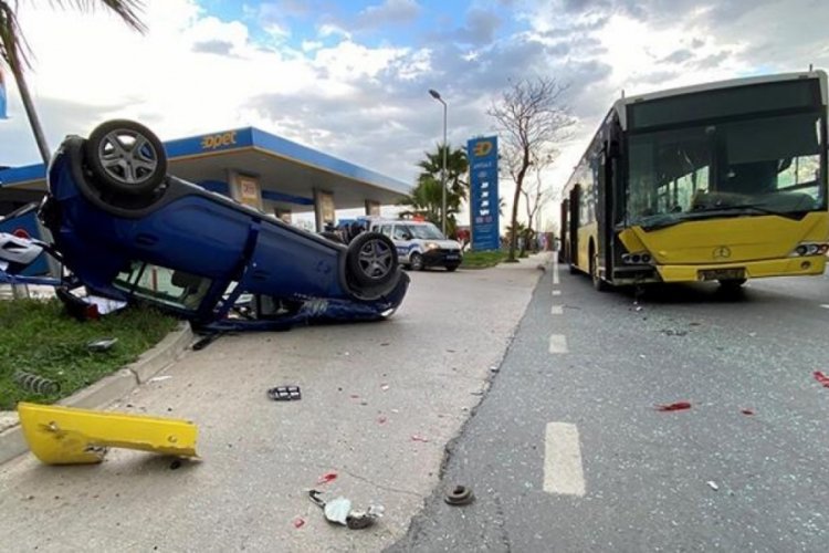İETT otob&uuml;s&uuml; ile otomobil &ccedil;arpıştı: 2 kişi yaralandı