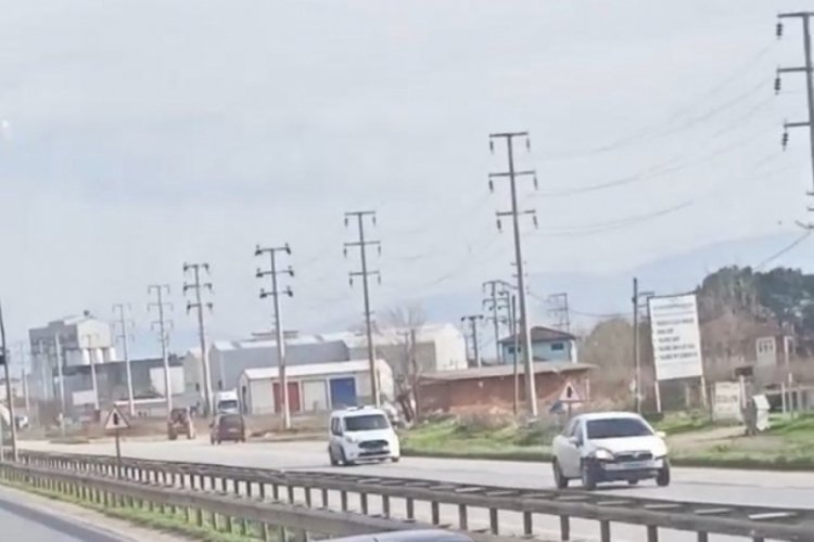 "Dur" ihtarına uymadı, hem başka ara&ccedil;lara hem de ekip otosuna &ccedil;arptı