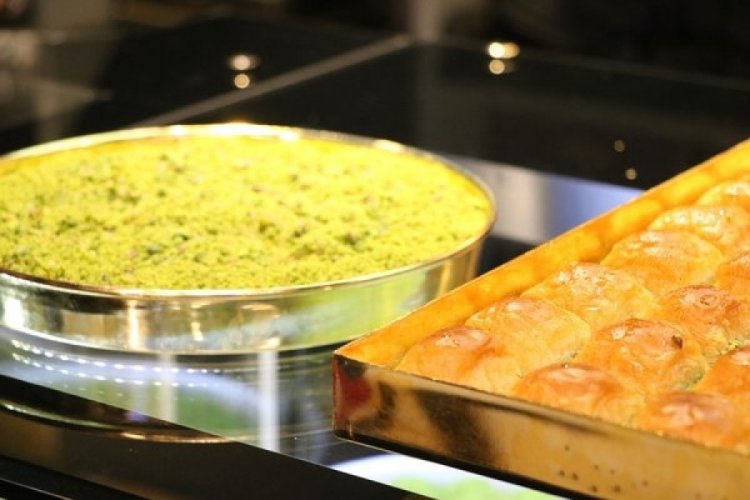 Bu baklavanın altı da &uuml;st&uuml; de servet...
