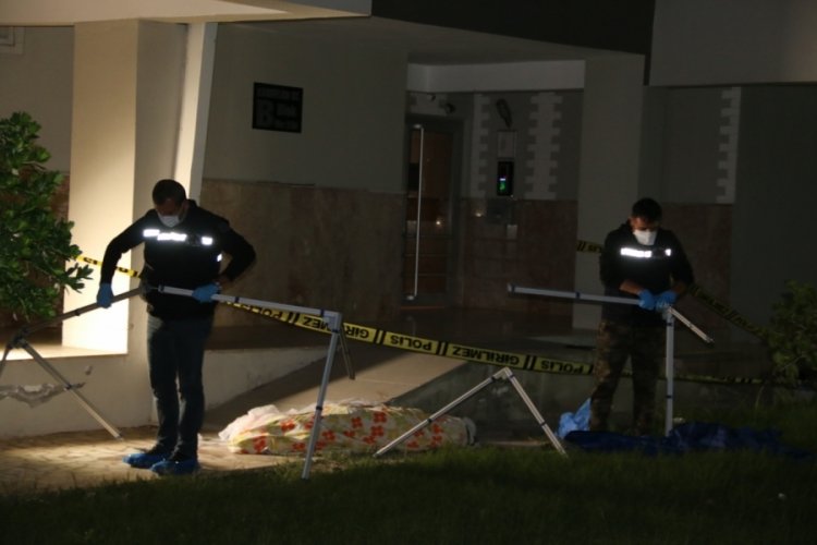 Antalya'da yalnız yaşayan kadın site bah&ccedil;esinde &ouml;l&uuml; bulundu