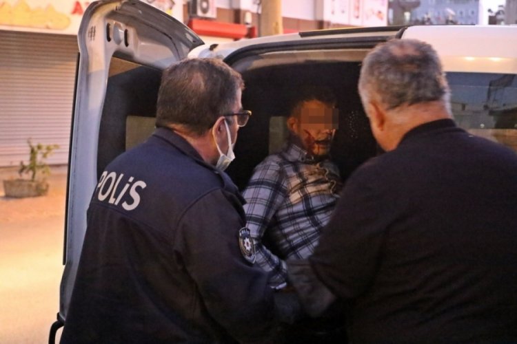 Uzman er kadın polisi sokak ortasında karnından bı&ccedil;akladı