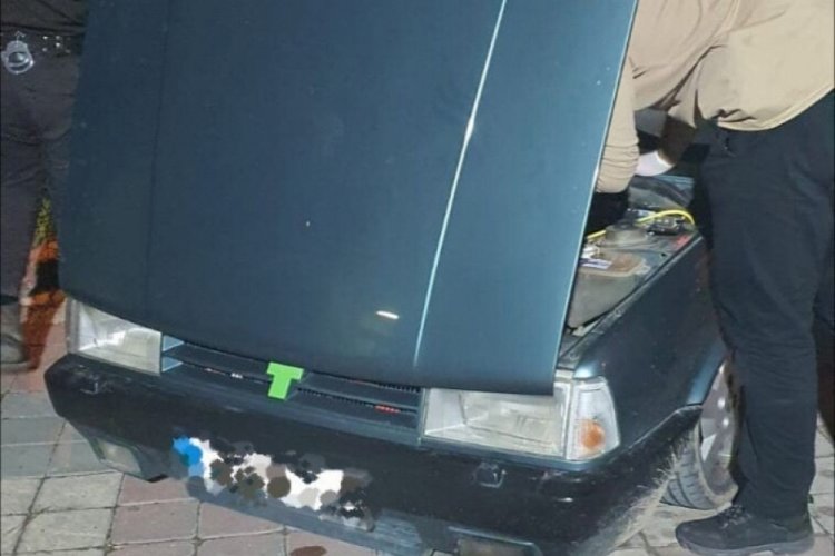 İzmir'de otomobilde uyuşturucu madde ele ge&ccedil;irildi: 2 ş&uuml;pheli tutuklandı