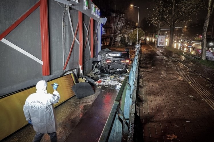 Bursa'da kontrolden &ccedil;ıkan otomobil yan yolu u&ccedil;tu: 1 &ouml;l&uuml;, 1 yaralı