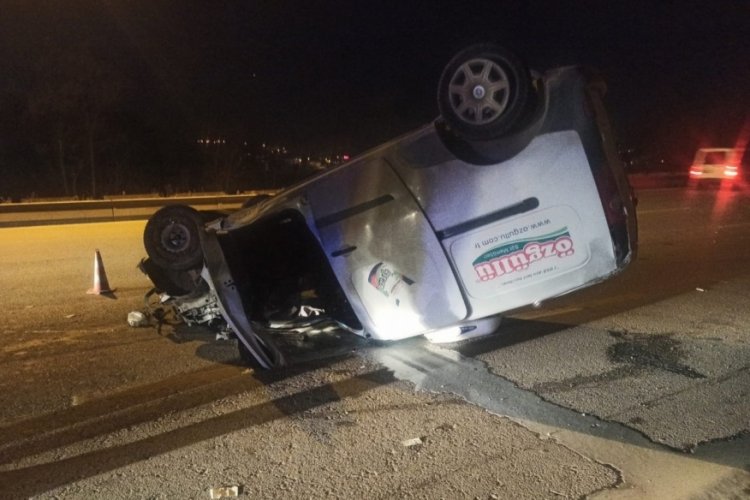 Başkent'te hafif ticari ara&ccedil; takla attı: 2 yaralı