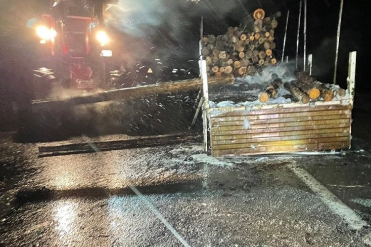 Balıkesir'de seyir halindeki tomruk y&uuml;kl&uuml; tır yandı