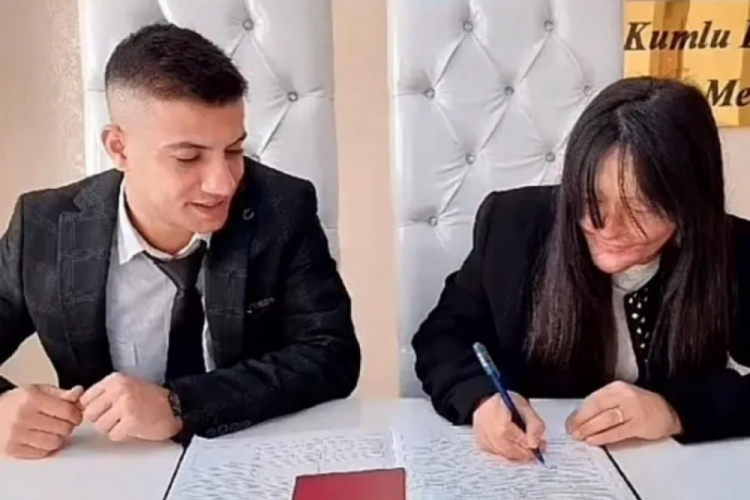 Y&uuml;z&uuml;n&uuml; asitle yakan sevgilisiyle evlenen Berfin acısını anlatmış: Sevdim zannettim